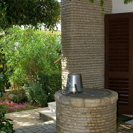 Apartman With Parking Space Vlasici, Pag - 4140 *